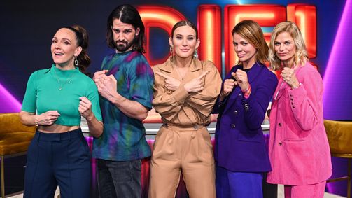 Wir gegen die! Die Kebekus Geschwister Show Wir gegen die! Die Kebekus Geschwister Show Folge 4: Die Kebekus Geschwister vs. Sandra und Jessica Schwarz