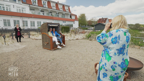 DAS HAUS AM MEER mit Julia Leischik HAUS AM MEER MIT JULIA LEISCHIK, DAS - 1. STAFFEL Folge 2: Endlich wieder vereint: Ein Foto sagt mehr als tausend Worte!