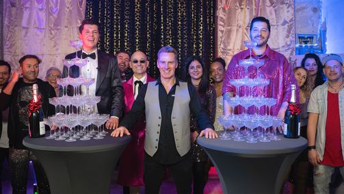 Asbach Deutschlands beste Hammer-Party Asbach Deutschlands bester Partykeller Folge 4: "Darte, Fiere, Danze" vs. "Glitzer und Glamour"