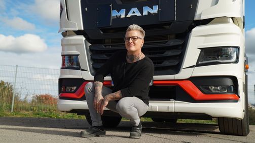 Trucker Babes - 400 PS in Frauenhand Trucker Babes - 400 PS in Frauenhand Folge 8: Chaos-Queen Jana in ihrem Element: Chaos pur beim Mülltransport!
