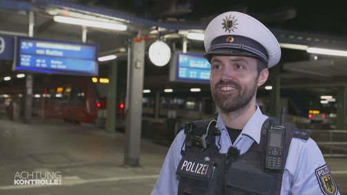 Achtung Kontrolle! Wir kümmern uns drum Staffel 2023 Folge 66: Thema u. a.:  Zugpassagier zieht Pistole - Bundespolizei Stuttgart