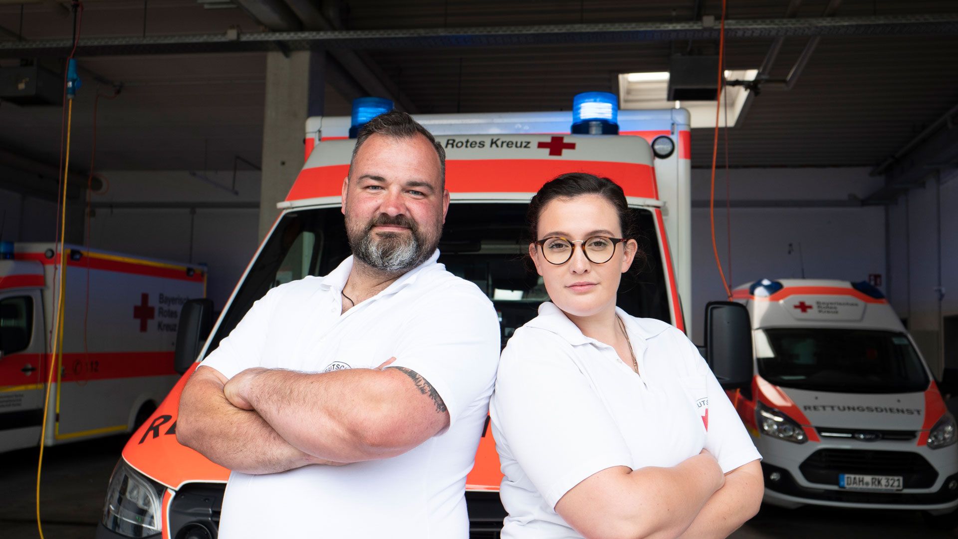 Er hat in seinem Zimmer Feuer gelegt