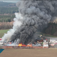 Großeinsatz in Gattendorf: Lagerhalle einer Recyclingfirma in Brand