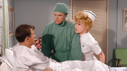 Bezaubernde Jeannie Bezaubernde Jeannie Folge 20: Roger kommt unters Messer