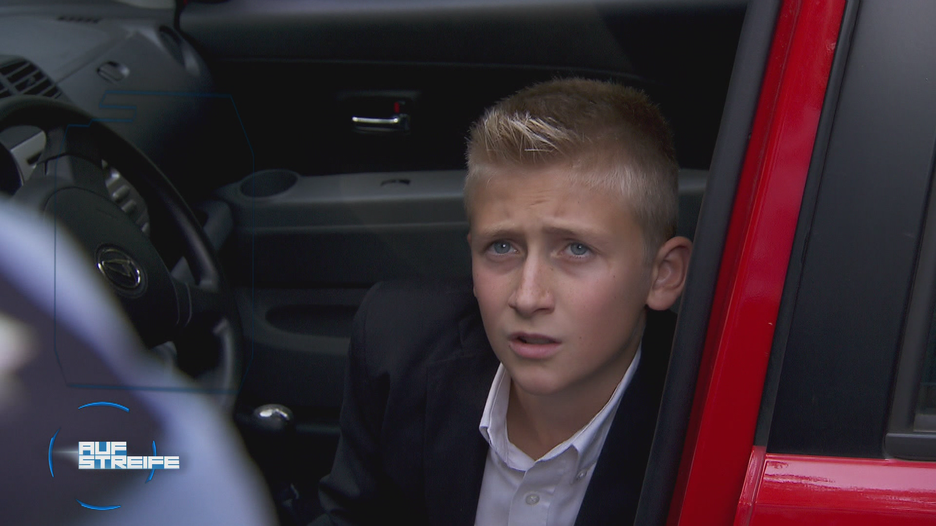 Kind auf Parkplatz ausgesetzt