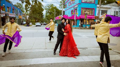 Bollywed - Farbenrausch & Hochzeitsglück Bollywed - Farbenrausch & Hochzeitsglück Folge 7: Zucker, Sari und ein Superstar