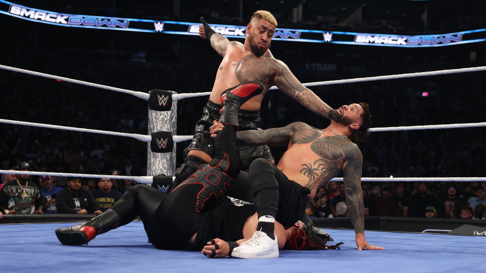 Wildes Six-Man Tag Team Match zwischen Sami Zayn, den Usos und The Bloodline