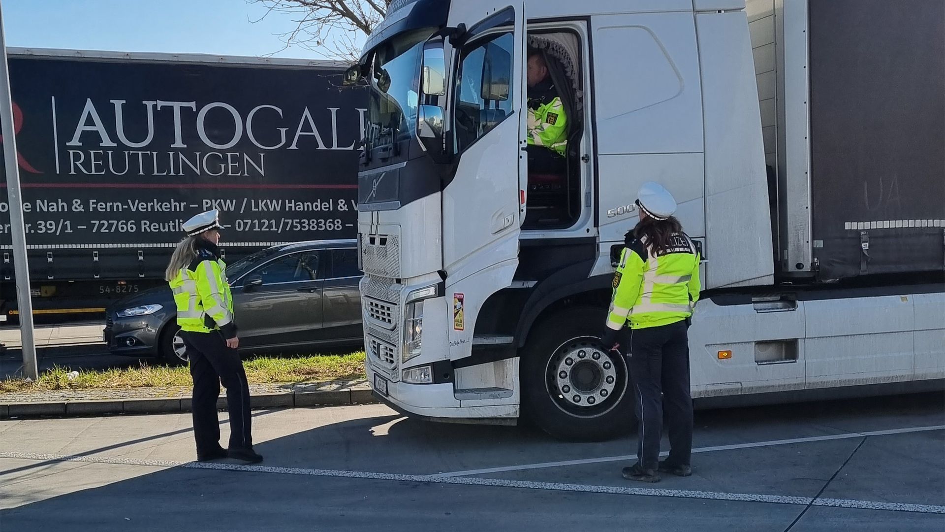 LKW mit ungesicherten Stahlträgern – Großkontrolle Polizei Pforzheim