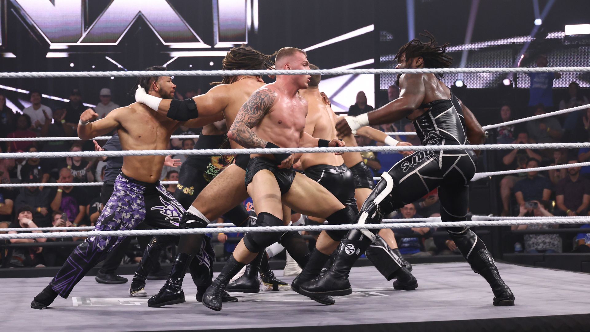 8 Männer, 1 Ring und unendliches Chaos