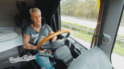 Trucker Babes - 400 PS in Frauenhand Trucker Babes - 400 PS in Frauenhand Folge 10: Chaos-Queen Jana: Auf zur Tanzparade - aber wo bleibt Tweety?