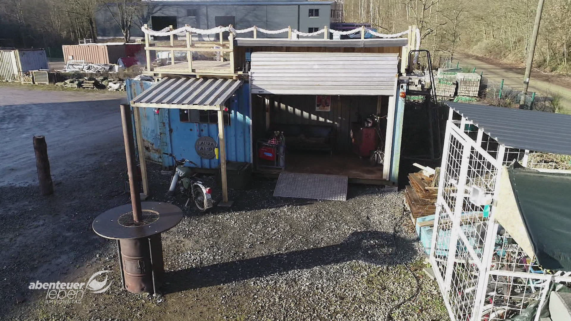Das Container-Projekt: Eine Werkstatt-Lounge mit Dachterrasse & Carport