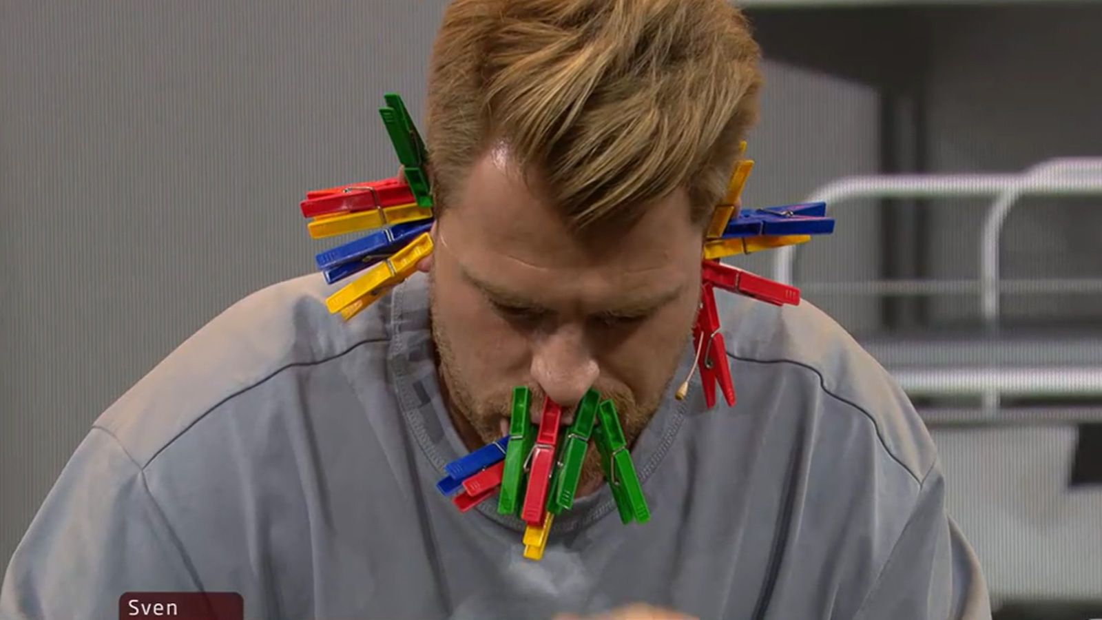 Es zwickt und kneift: Wäscheklammern im Gesicht