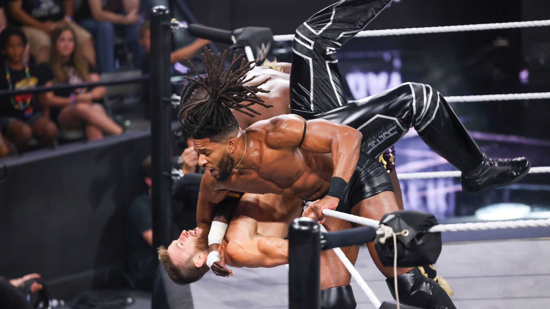 DarkState liefert einen unfassbaren Kampf im Six-Man Tag Team Match