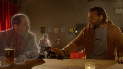 Deadbeat Deadbeat Folge 4: Spuk im Comedy-Club