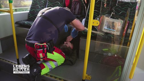 Einsatzgebiet Dessau: Krampfanfall bei einem Jugendlichen am Busbahnhof