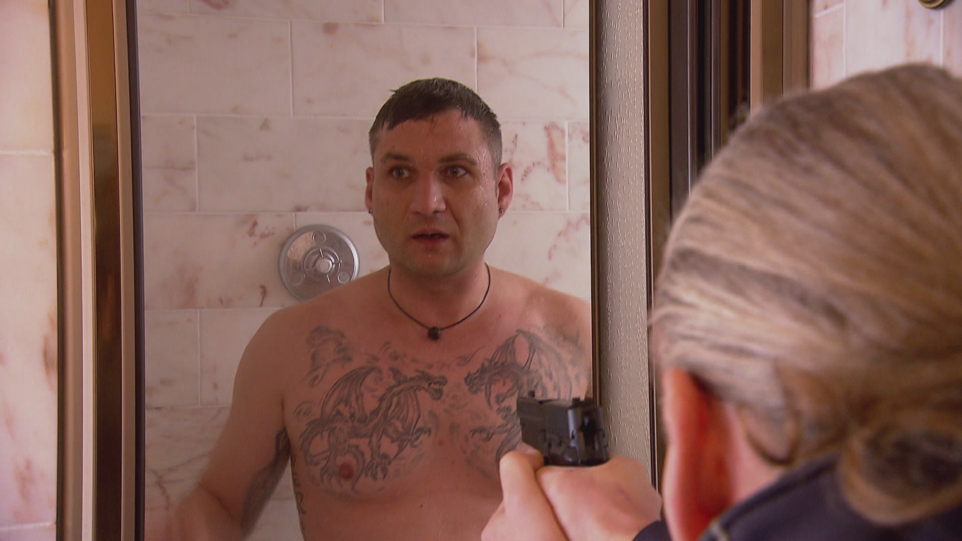 Der Einbrecher unter der Dusche