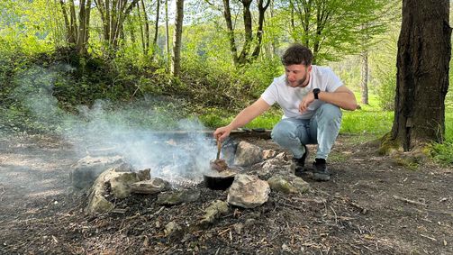 Grill Club - Der Grill-Roadtrip durch die Schweiz Grill Club - Der Grill-Roadtrip durch die Schweiz Folge 3: Kochen im Kanton Jura mit der Wunderpflanze Raps