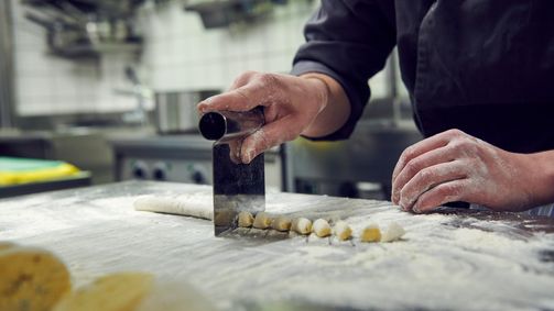 Mit Menschen kommen Küchen MIT MENSCHEN KOMMEN KÜCHEN Folge 2: Italienischen Küche in Luzern: Il Cortile