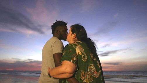 Amore unter Palmen AMORE UNTER PALMEN - FREMDENVERKEHR UND MEHR Folge 1: Fremdenverkehr und mehr: Sieben Deutsche suchen die große Liebe im Ausland