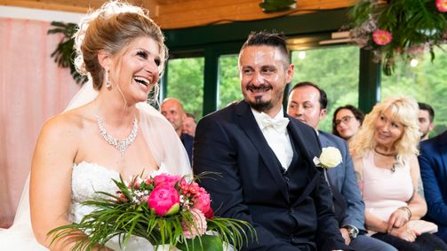 Hochzeit auf den ersten Blick HOCHZEIT AUF DEN ERSTEN BLICK - 06. STAFFEL Folge 6: Samantha erlöst Serkan mit dem Jawort