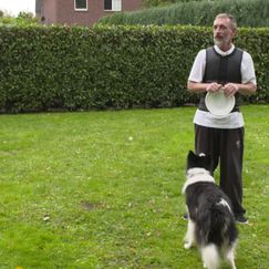 Leichte Sprache: S10 F7: Dogfrisbee: Eine neue Sportart für Hund und Herrchen