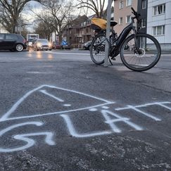 Glatteis führt zu Unfällen: Stürze sorgen für volle Ambulanzen