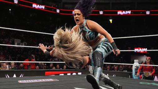 Hartes Aufeinandertreffen zwischen Tag Team Champion Liv Morgan und Bayley