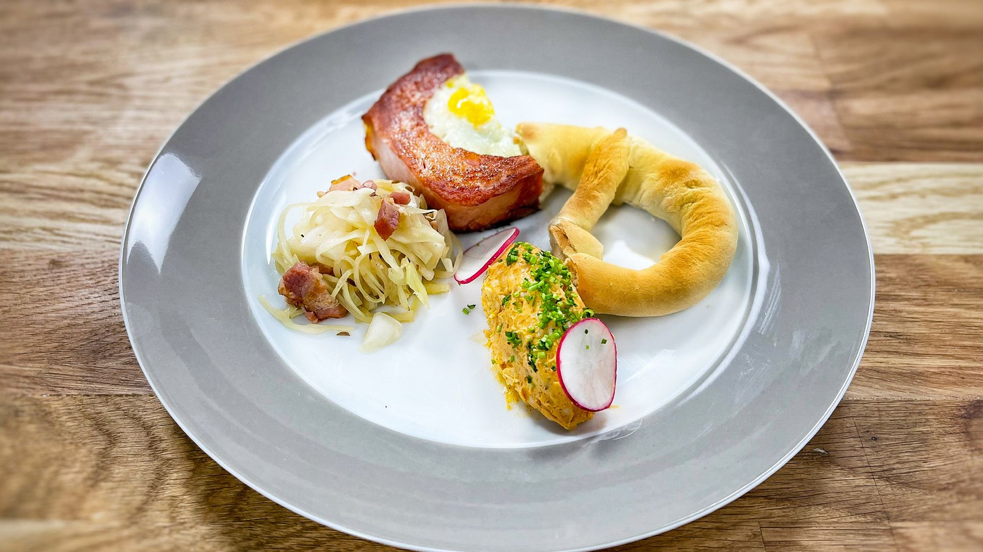 Festzeltplatte: Obatzter, Krautsalat und Fleischkäse mit Brotbrezel