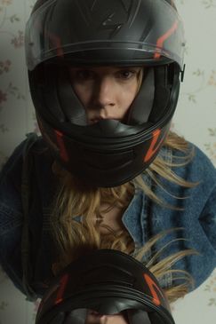 Magda fährt Motorrad