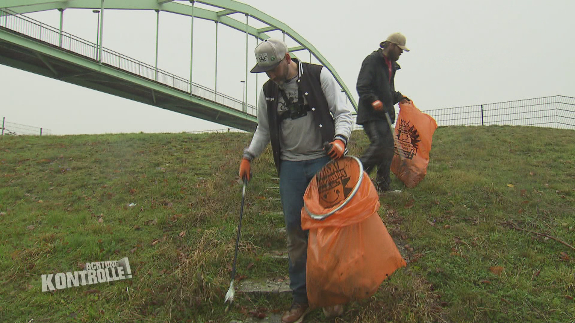 Thema u.a.: Müll sammeln am Rheinufer