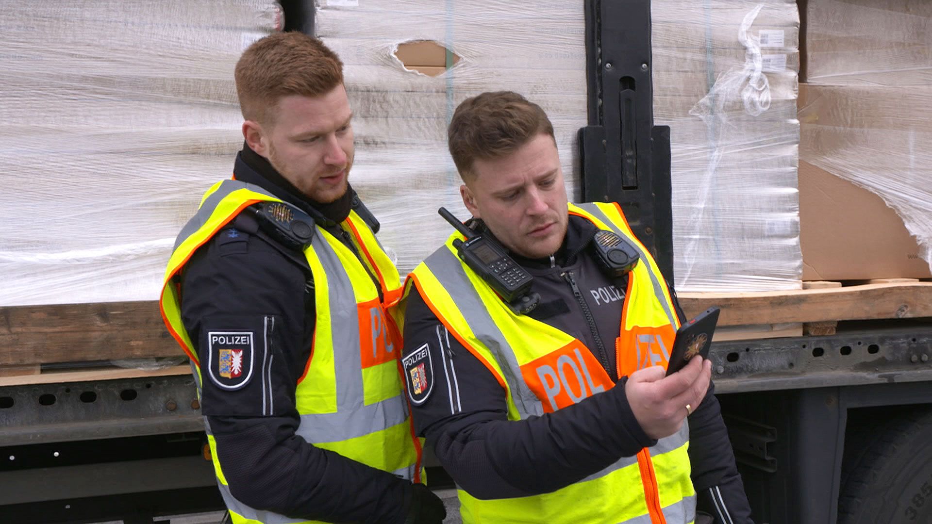 Jungpolizisten auf dem Prüfstand: Ihr erster Einsatz als LKW-Kontrolleure