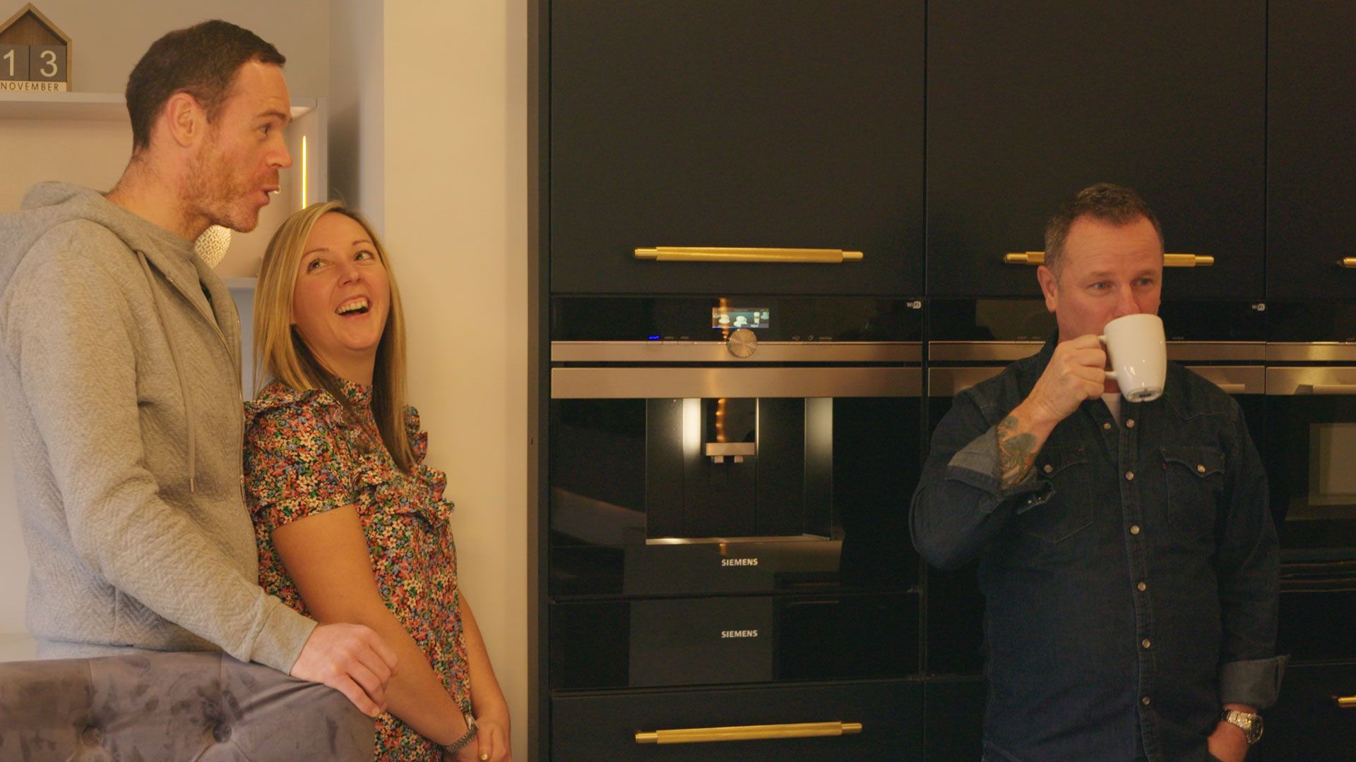 Luxuswohnküche und Regenwald-Bad