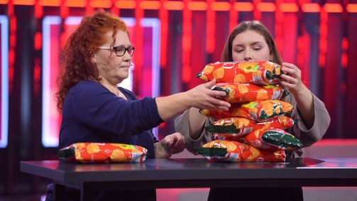Die Stapelshow Die Stapelshow Folge 3: Elke & Shanice: Wie schwer kann es sein, sieben Chips-Tüten zu stapeln?