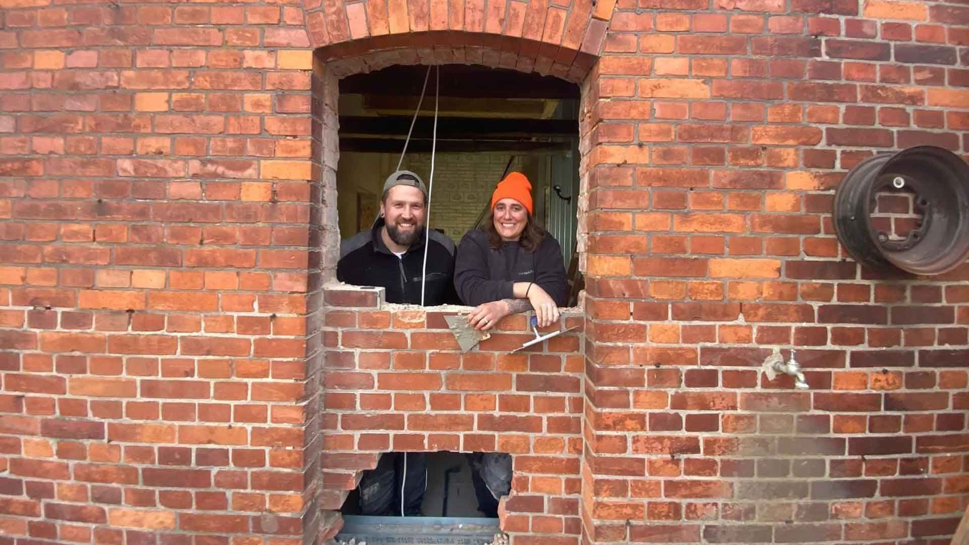 Ein Lebenshof für notleidende Tiere im historischen Klinkerhaus