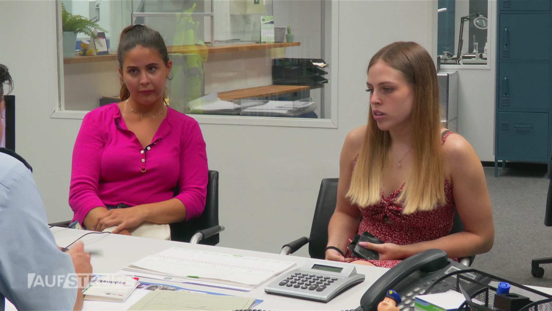 Streifenwagen verschwindet vor Wache