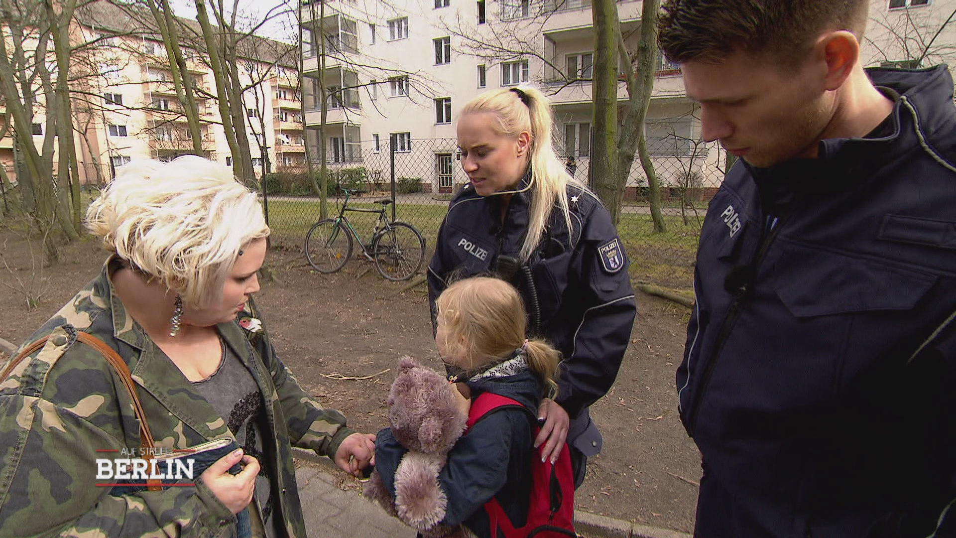 Frierendes Kind legt Feuer
