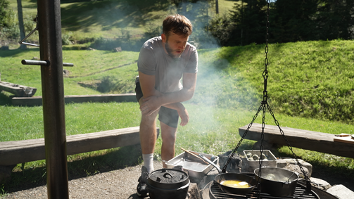 Grill Club - Der Grill-Roadtrip durch die Schweiz Grill Club - Der Grill-Roadtrip durch die Schweiz Folge 5: Sandro Zinggeler unterwegs in Graubünden: Hanfnüsse