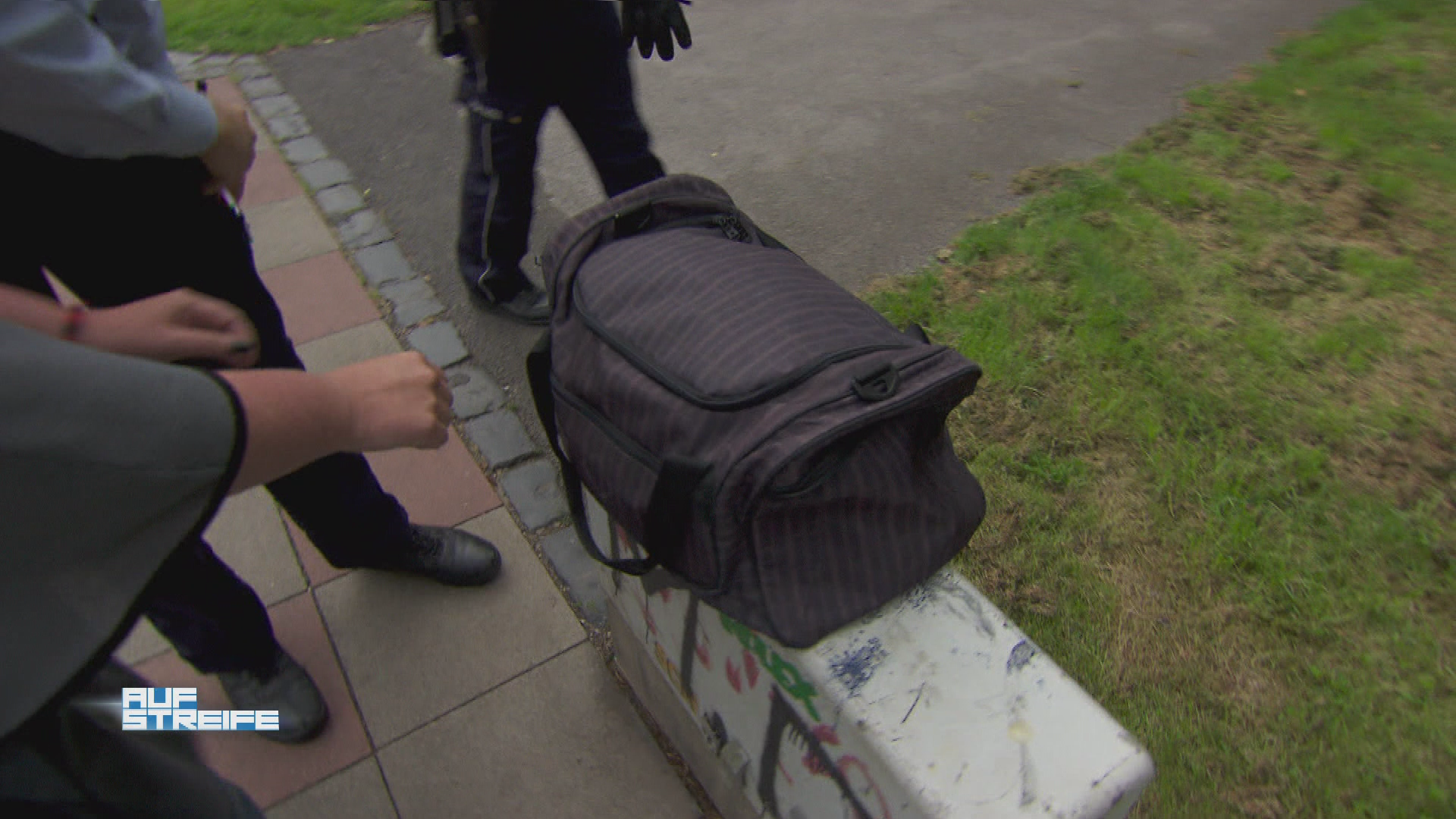 Kleindealer lässt Tasche mit Haschisch im Park liegen