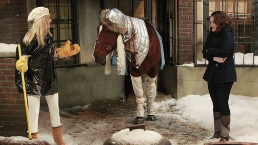 2 Broke Girls 2 Broke Girls Folge 11: Altes Geld sucht neuen Stall