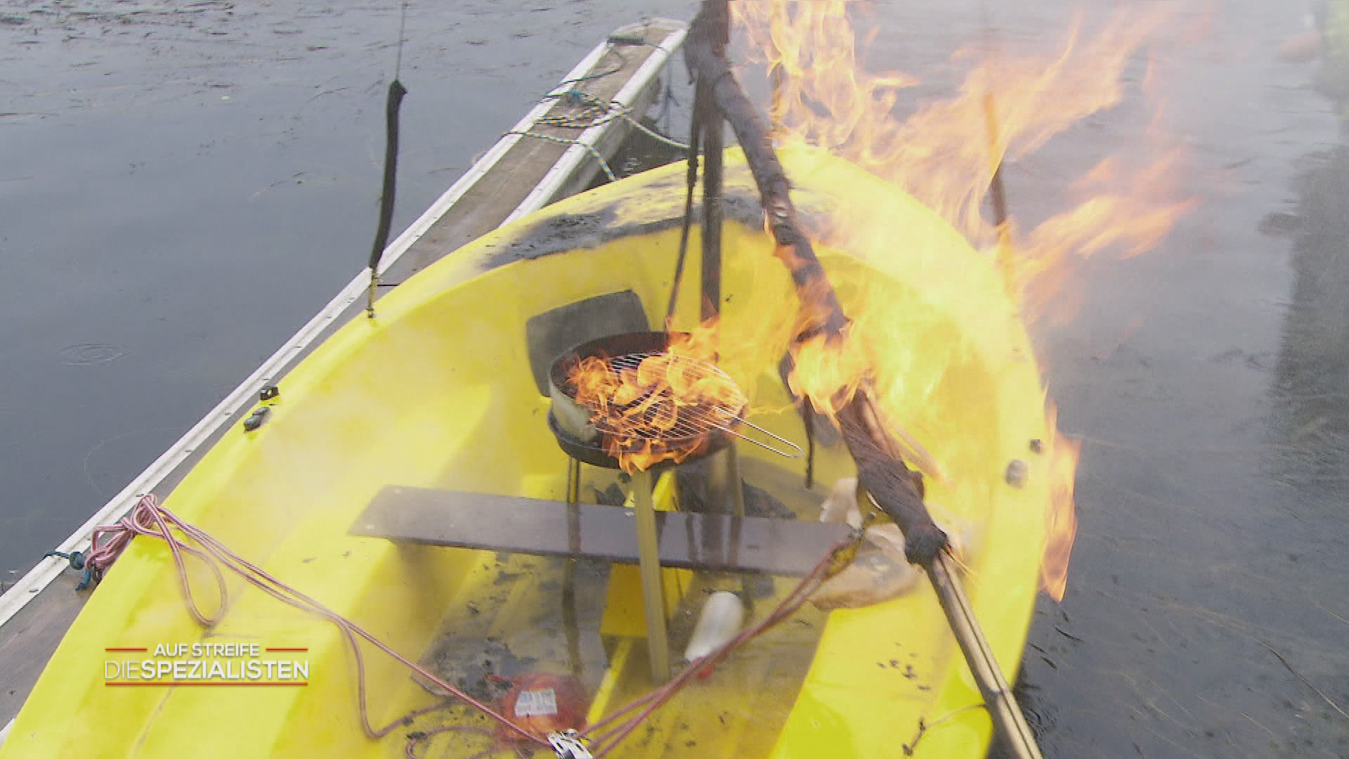 Segelboot in Flammen