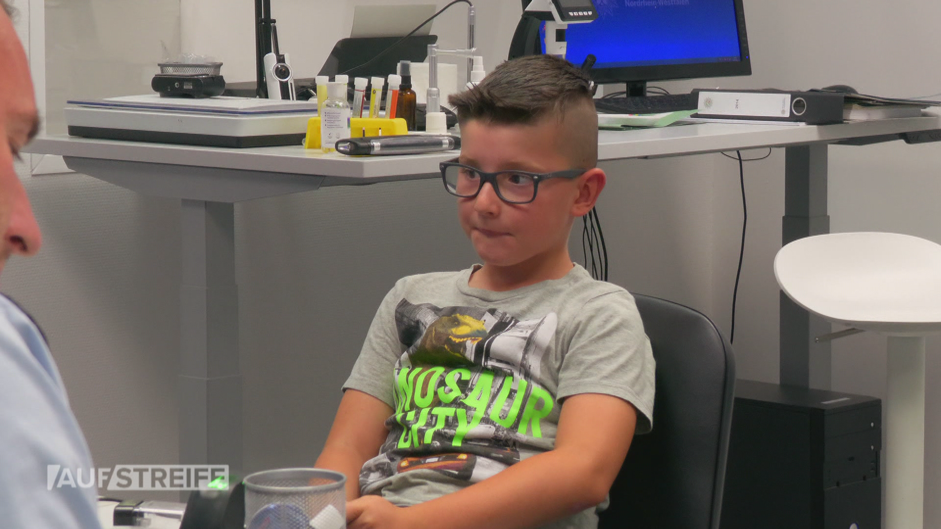 Kleiner Junge will Mama beschützen