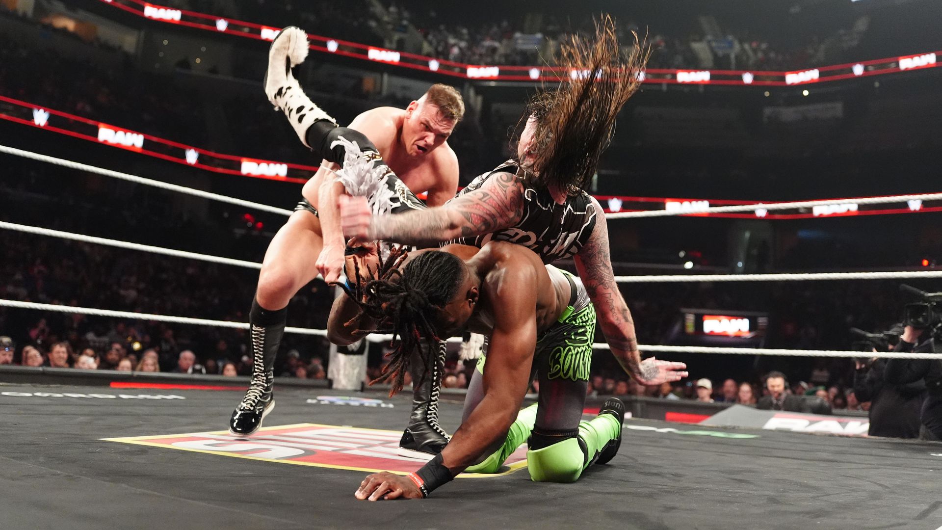 Je’Von Evans, Gunther und Dominik Mysterio sorgen für absolutes Chaos