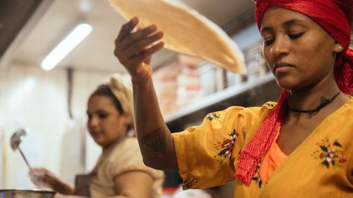 Mit Menschen kommen Küchen MIT MENSCHEN KOMMEN KÜCHEN Folge 4: Äthiopische Küche in Bern: Injera
