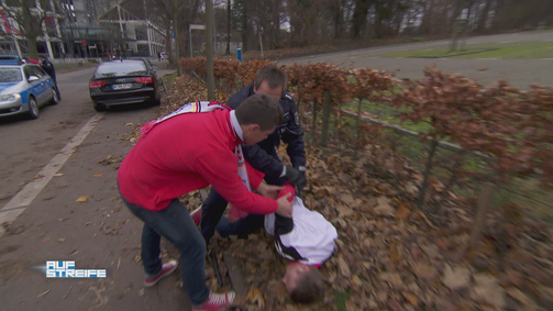 Auf Streife Auf Streife Folge 1: Fußballfans kloppen sich um Trikot