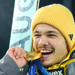 Sensations-Gold im Skispringen