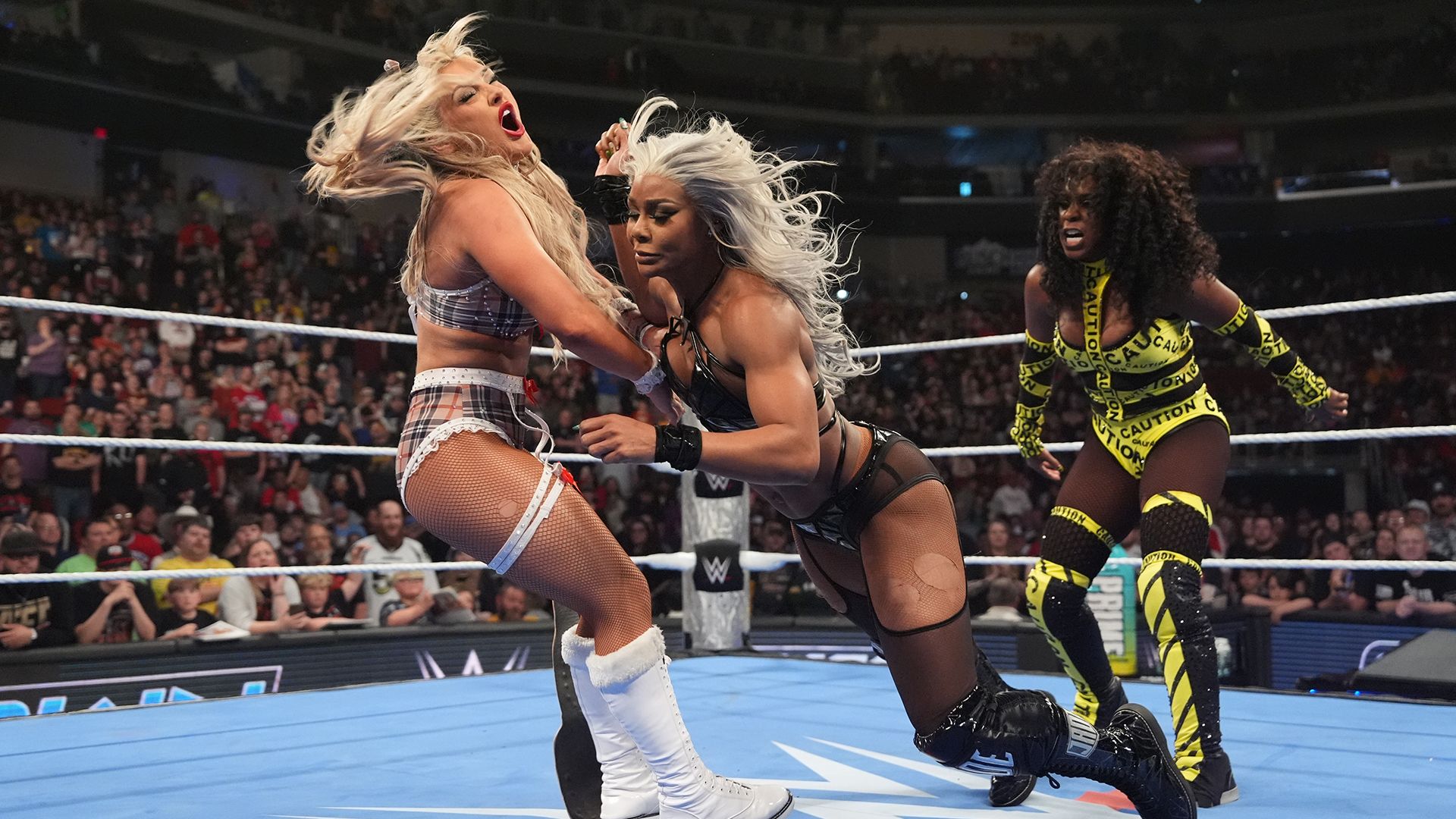 Naomi gibt alles im Ring gegen Tiffany Stratton und Jade Cargill