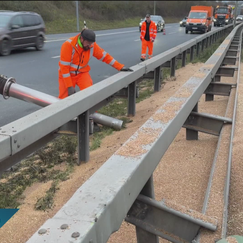 Unfall auf B8 bei Würzburg: Traktor mit Anhängern umgekippt