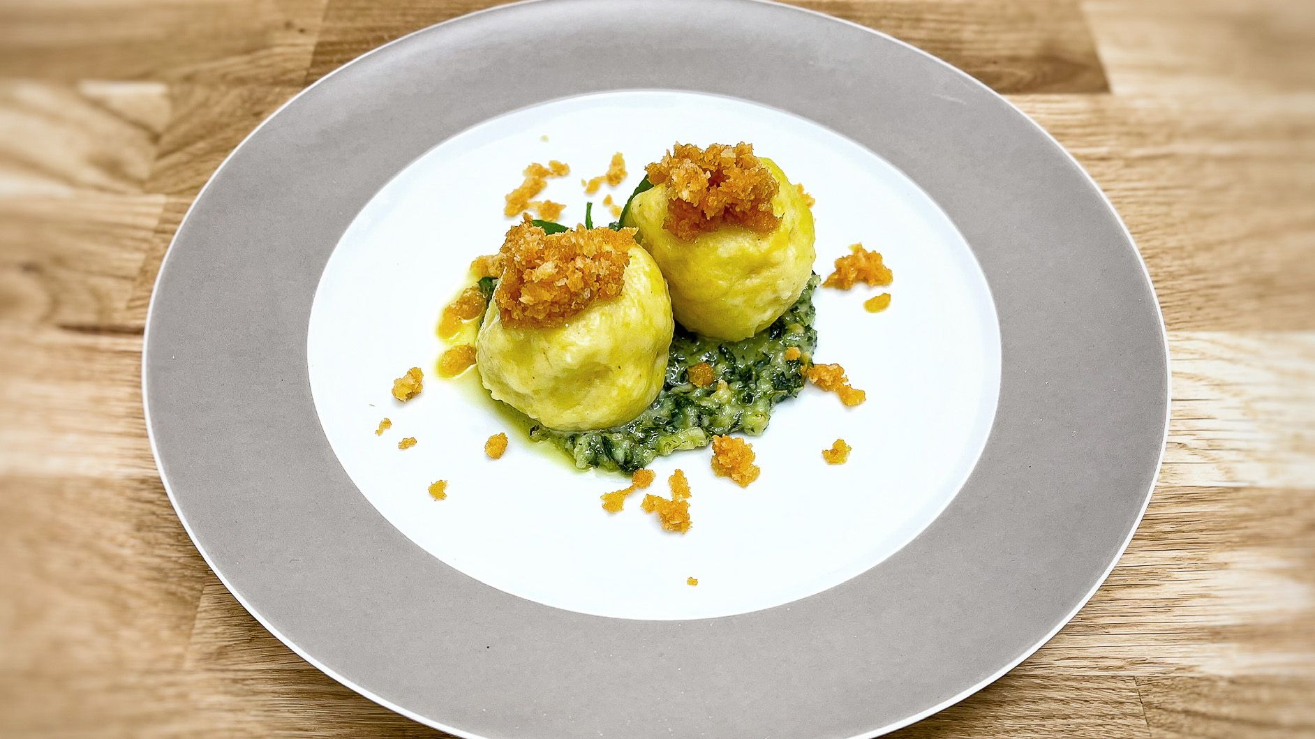 Marillenknödel mit Minzpesto