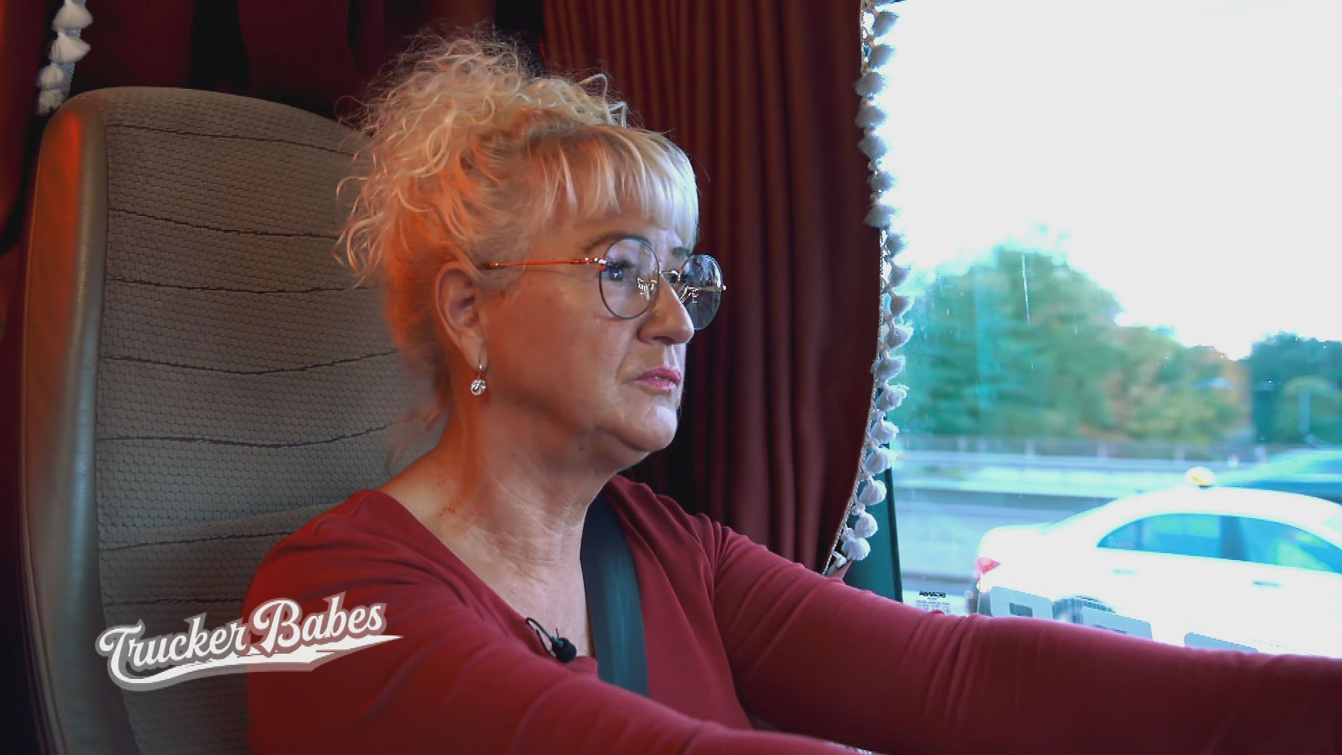 Schlagerlady auf neuer Route: Bettinas Jungfernfahrt mit dem Siloanhänger