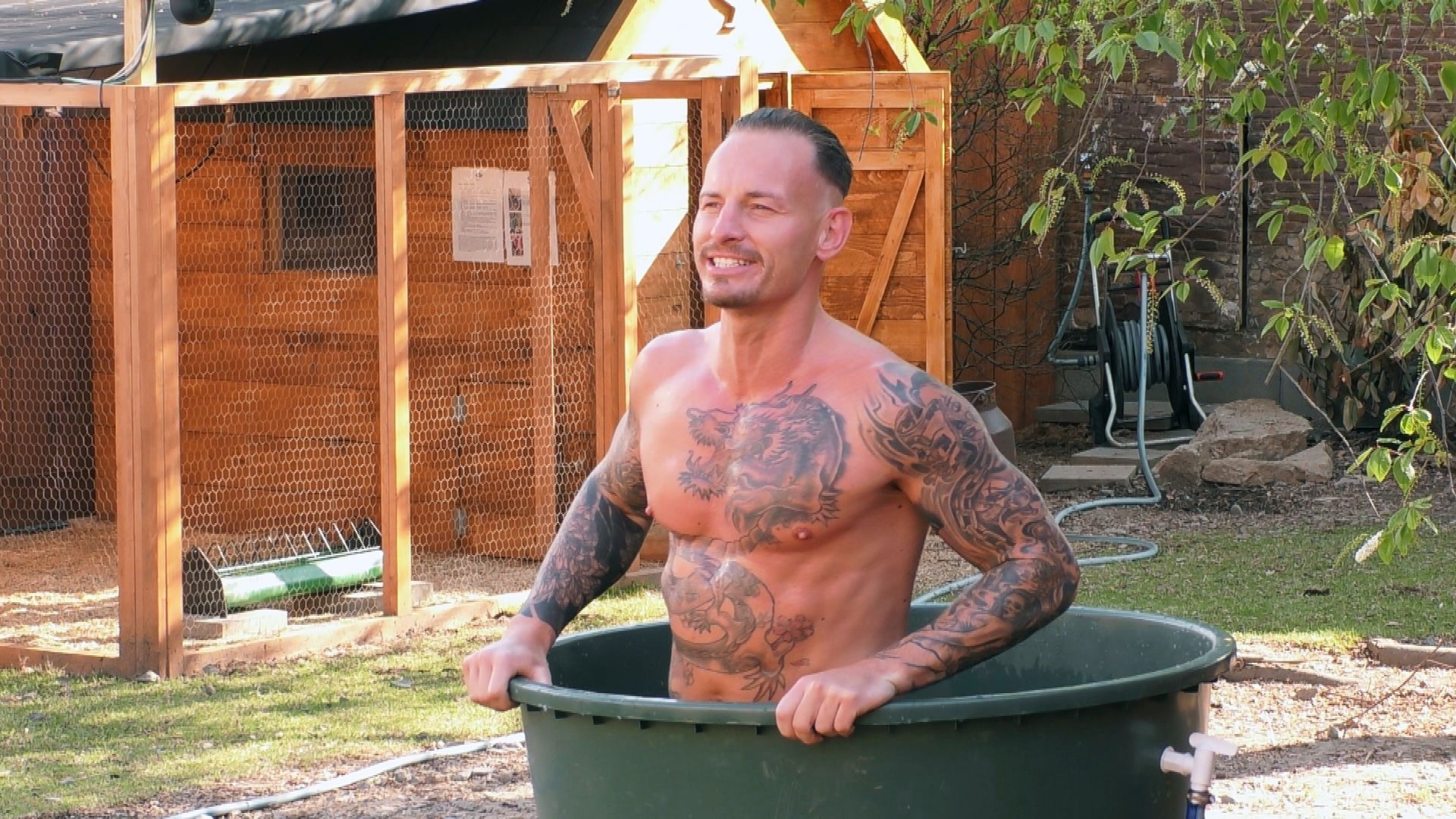 Cedric lässt die Maske fallen und Denny die Hosen